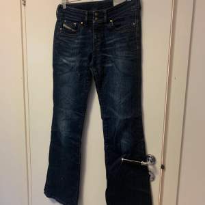 Low waisted jeans från diesel som tyvärr blivit för små