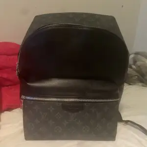 Louis vuitton väska jag fick i födelsedagspresent har använt den ca 1år men den är i som nytt skick