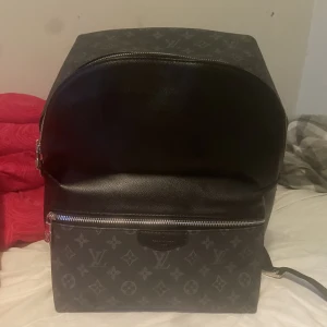 Louis vuitton väska  - Louis vuitton väska jag fick i födelsedagspresent har använt den ca 1år men den är i som nytt skick