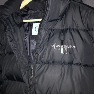 Calvin Klein svart vinterjacka - Som ny. Svart. Inga hål eller andra sorts skador. 3 fickor. Sälja pga att den är för liten.