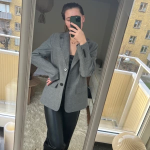 Flanellskjorta NAKD - Säljer nu denna fina flanellskjorta från nakd, använd 1 gång. Den är lite oversized i modellen och i nyskick🤍