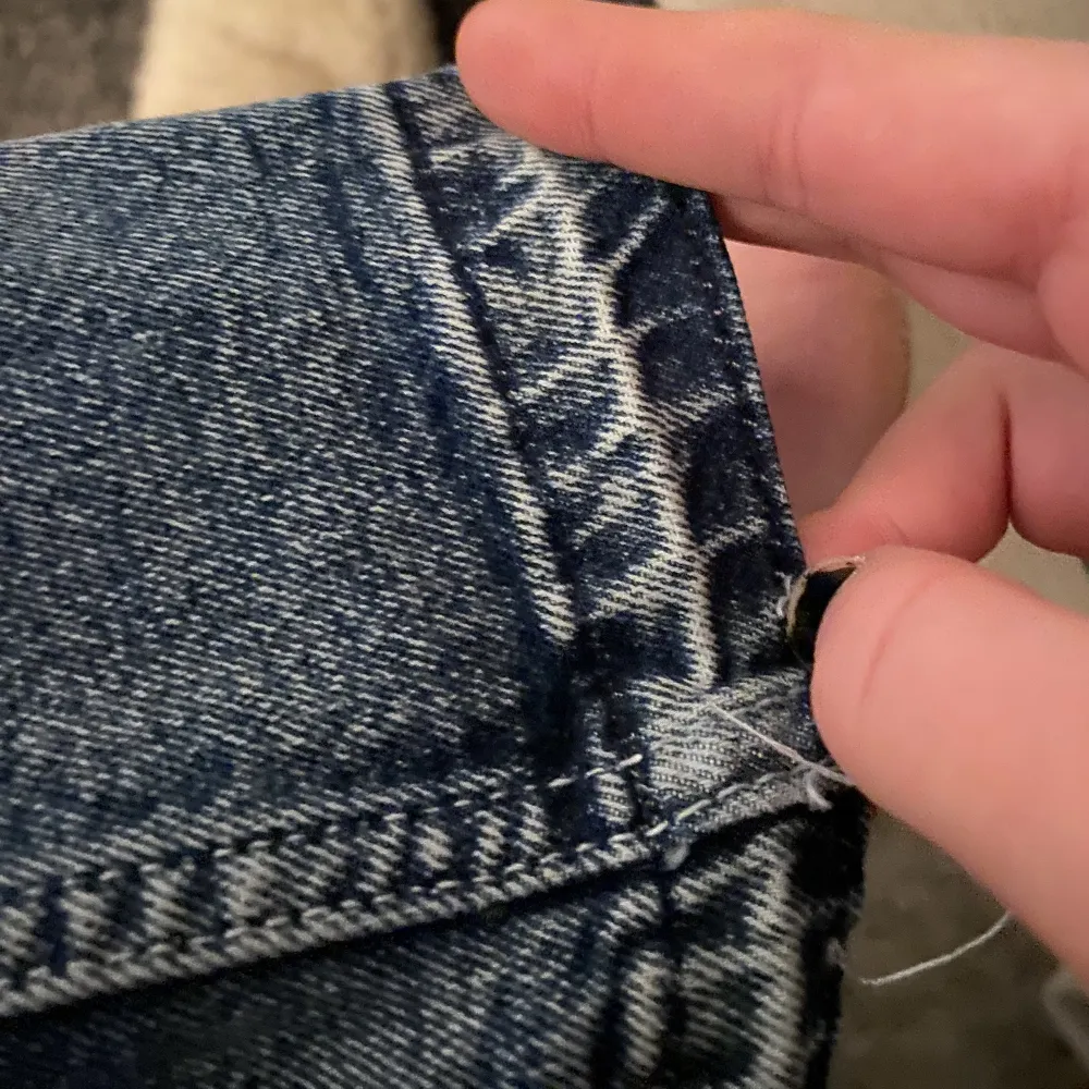 Säljer ett par blå lågmidjade bootcut jeans. Har sprättat upp dom där nere för att dom ska bli längre vilket också gör det till en cool extra detalj på jeansen❤️‍🔥🤗storlek 40 säljer för dom sitter stort i midjan plus att dom är ganska strectshiga. Jeans & Byxor.