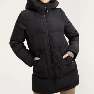 Dam jacka - Helt ny jacka med etikett kvar. Köpte 2 olika storlekar och nu kan jag inte lämna tillbaka. Ordinarie pris: 1299kr Jag säljer den för 350kr. Frakt står du för själv.