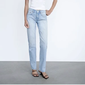 Zara jeans - Säljer zara jeans i den modell på bilden fast en annan blå nyans i storlek 38💗 säljer då dem tyvärr är för små