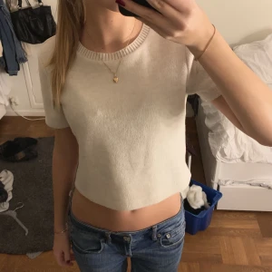 Tröja zara - Så snygg t-shirt från zara! Den är slutsåld på Zaras hemsida. Säljer då den inte kommer till användning. 