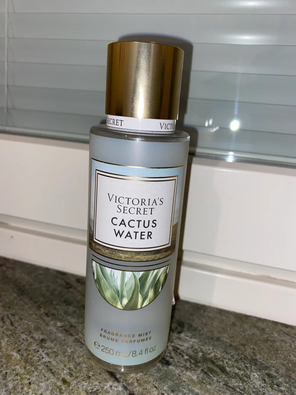 En halv fläska från Victoria’s Secret. Den är Cactus water ✨. Övrigt.