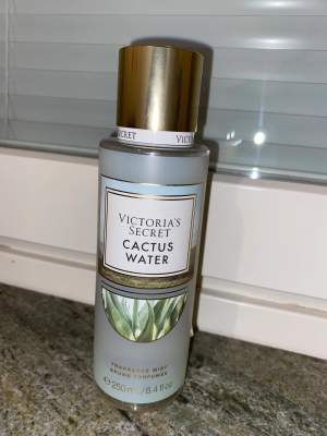 En halv fläska från Victoria’s Secret. Den är Cactus water ✨