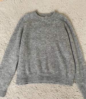Säljer denna fina gråa stickade tröjan från Zara. Säljer då den är lite liten för mig tyvärr. Storlek S, säljer för 150kr+ frakt ❤️
