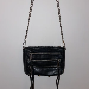 Rebecca Minkoff väska  - Väska ifrån Rebecca Minkoff. Inköpt i USA, välanvänd men i bra skick. Lite små slitningar på nitarna samt undersidan. 🖤 Köparen står för frakten.