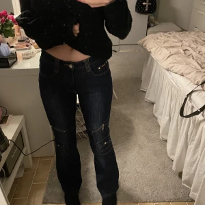 Låga jeans  - Mörkblå låga jeans med dragkedjor 💓