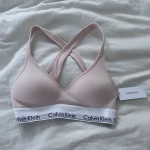 Calvin Klein bh - XS köpt för 500 säljer för 300kr Helt oanvänd prislapp kvar men är för liten för mig 
