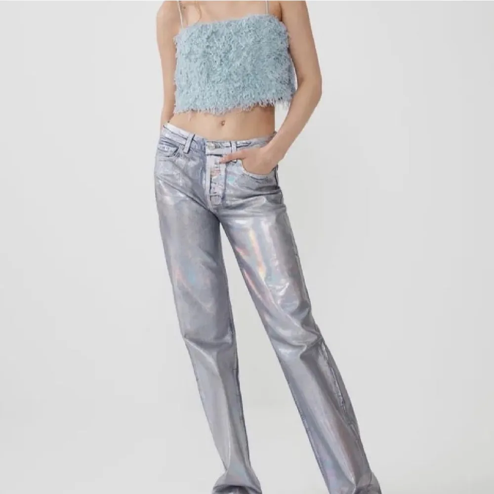 Svin coola silver jeans ifrån Zara!! Jeansen ser ut som nya, skriv för fler bilder💗🙌🏼. Jeans & Byxor.