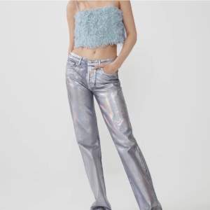 Svin coola silver jeans ifrån Zara!! Jeansen ser ut som nya, skriv för fler bilder💗🙌🏼