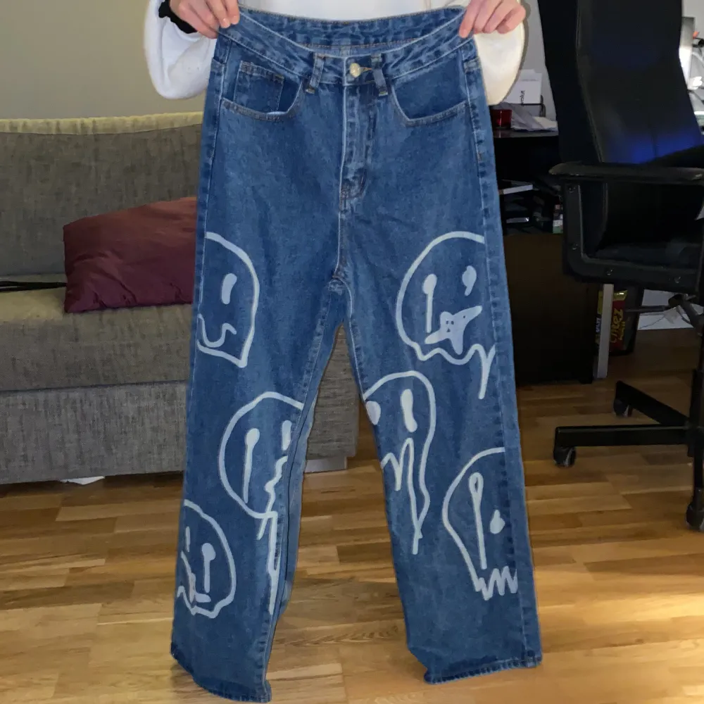 Smilie jeans från SHEIN i storlek 34. Byxorna är ganska stora i storleken. Eventuell frakt betalas av köparen. Jeans & Byxor.