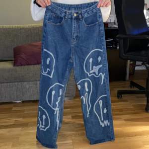 Smilie jeans från SHEIN i storlek 34. Byxorna är ganska stora i storleken. Eventuell frakt betalas av köparen
