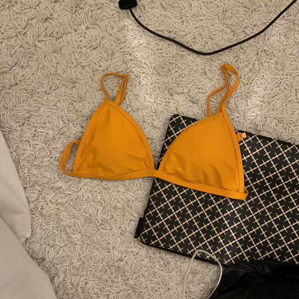 Säljer min bikini överdel som endast är använd två gånger, storlek s. Man ser inte färgen på bilden så bra men den är mer oreange än gul. Övrigt.