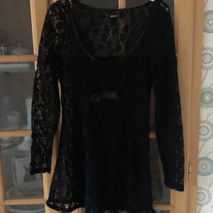 Klänning  - Svart klänning som är knälång och cirka 3 år gammal