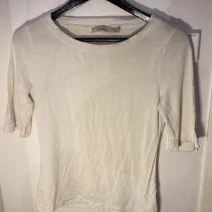 Vit top från Whyred  - Fin och super skön tröja som är använd några gånger, skick är som ny och säljer då jag inte använt på länge💕