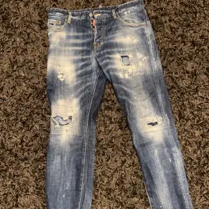 Säljer mina dsquared 2 jeans dom är i ny skick. Har inte använts så mycket så är tvättade 2 gånger. Säljer dom för dom är för små 