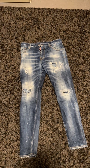 Dsquared 2 jeans  - Säljer mina dsquared 2 jeans dom är i ny skick. Har inte använts så mycket så är tvättade 2 gånger. Säljer dom för dom är för små 