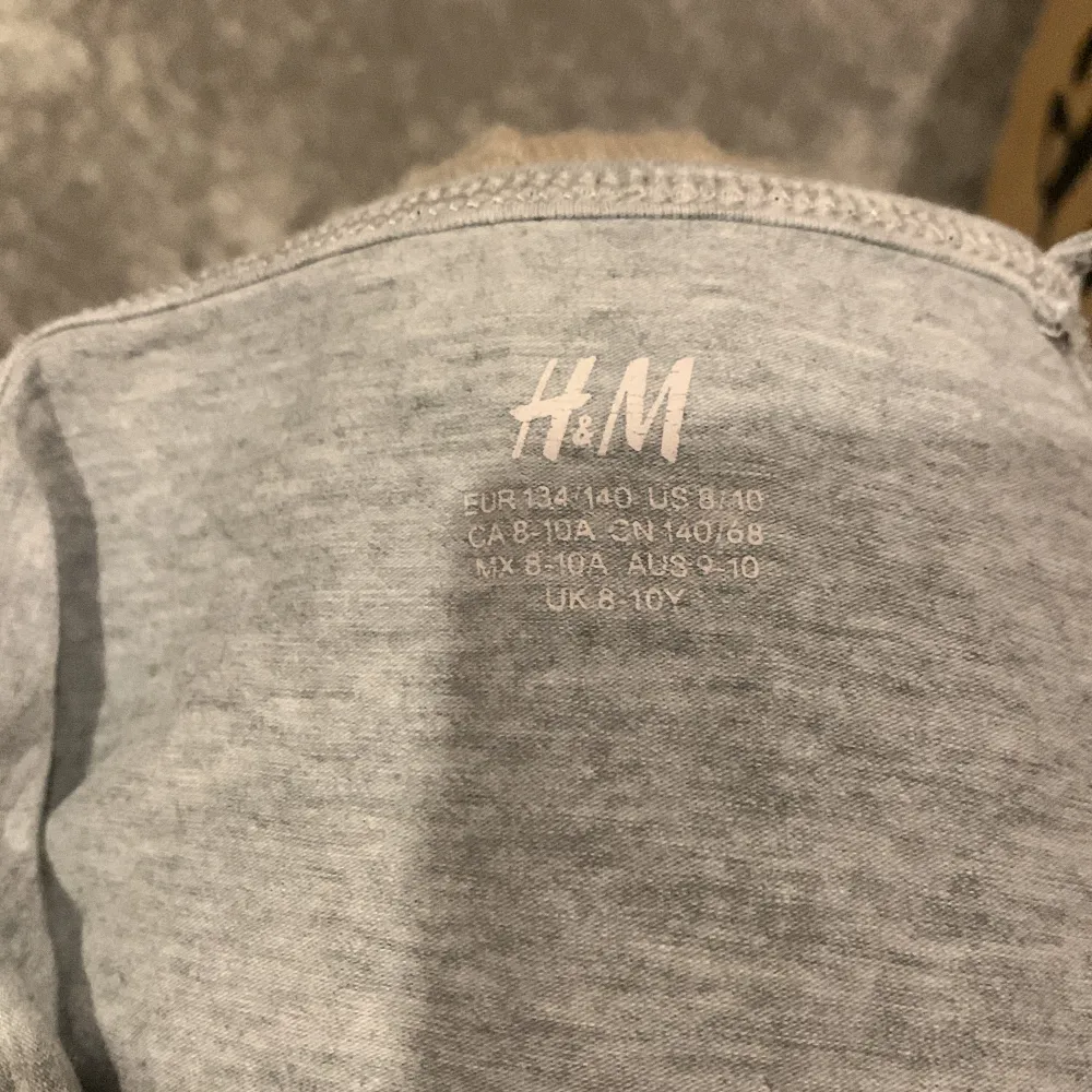 Hej!❤️ Jah säljer ett grått linne från H&M. Det är nästan aldrig använt det👍🏻🫶🏻. Toppar.