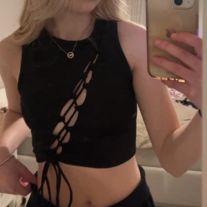 Svart fest topp - Säljer denna snygg svarta fest toppen. Den är riktigt fin och använd ett fåtal gånger men är i fint skick. Storlek Xs Frakten står köparen för!!💙💙💙