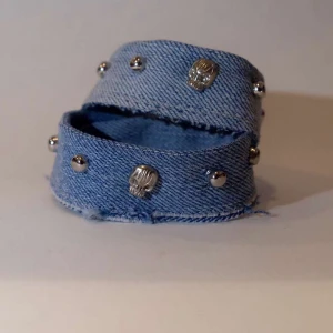 use2LIVE - Här är en av våra modeller! Ett svincoolt armband med snygga nitar⭐️alla våra armband är gjorda av återvunnet tyg med bra kvalitet för ett passande pris💓💓