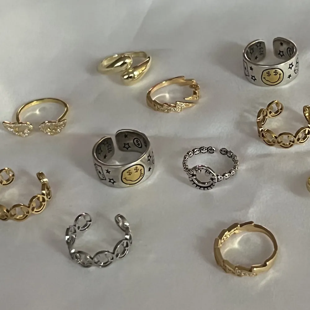 Säljer dessa super snygga ringar! De flesta är i rostfritt stål eller i 925 sterling silver därav tappar de inte färgen så lätt. Ringarna är justerbara. En ring för 79kr/st eller två för 140kr eller tre för 200kr. Frakt tillkommer på 15kr. Asusteet.