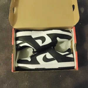 Nike panda dunks - Helt ocreasade och oanvända panda dunks i storlek 43. Box finns✅ Köparen står för frakten. Skorna är förmodligen inte äkta.