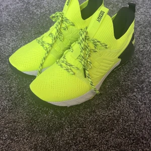 Under armour sneaker - Under armour project rock 3 skor, aldrig använda! 