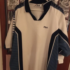 Fila t shirt - Ja en väldigt stor fila tröja. Jag tar bara kontant och möts bara upp !!