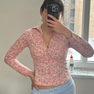 Blommig Blus  - Säljer denna fina blommig blus. Blusen är i jätte fin sick❤️