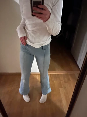 Lågmidjade jeans - Lågmidjade jeans från urban outfitters, nästan oanvända, väldigt coola och bekväma, tveka inte för att be om mer info:))