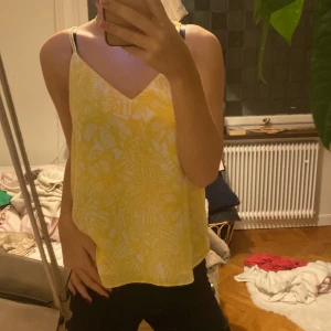 Gul tröja med mönster - Jätte fin somrig topp med mönster i gula och vita nyanser! Köpt secondhand men ursprungligen från H&M🫶🏼