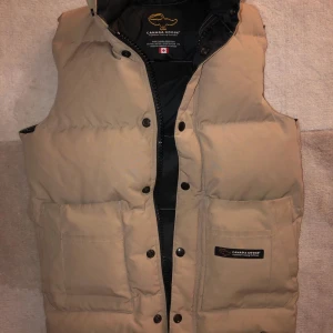 Canada goose väst - Säljer min Canada goose väst storlek xs, säljer den för använder inte den längre, den säljs inte längre 
