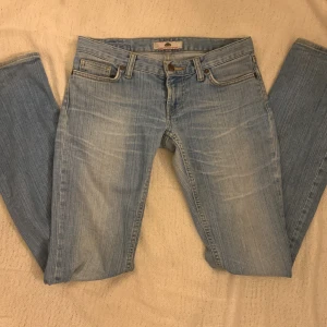 Lågmidjade jeans - (INTRESSEKOLL) Lågmidjade flare/boot cut jeans. Har ett slitmärke ett lite sytt på innelåren men det syns ej när man har på sig dom!