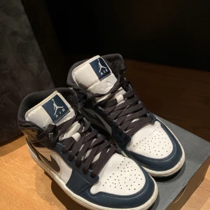 Air Jordan 1 mid - Bra skor i ett bra skick för ett bra pris. Inte så slitna och original kartong!