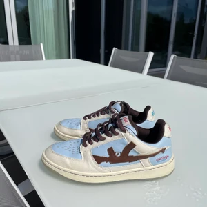 OG lost boys skor - Lost boys första LOW sko släpp i extremt limiterat antal.🔆 Storlek: 42 Använda få antal gånger, nästan som nya.💯 Allt ingår❗️ Priset är disukterbart, skriv ❗️❗️