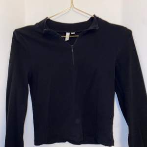 En svart tröja med dragkedja en liten bit❤️‍🔥 super snygg men kommer inte till användning