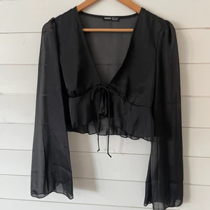 Topp  - Supersnygg topp med mesh tyg, knyt i fram! Storlek S, helt oanvänd