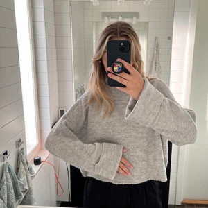 Stickad tröja - Stickad tröja med detalj på ärmarna 