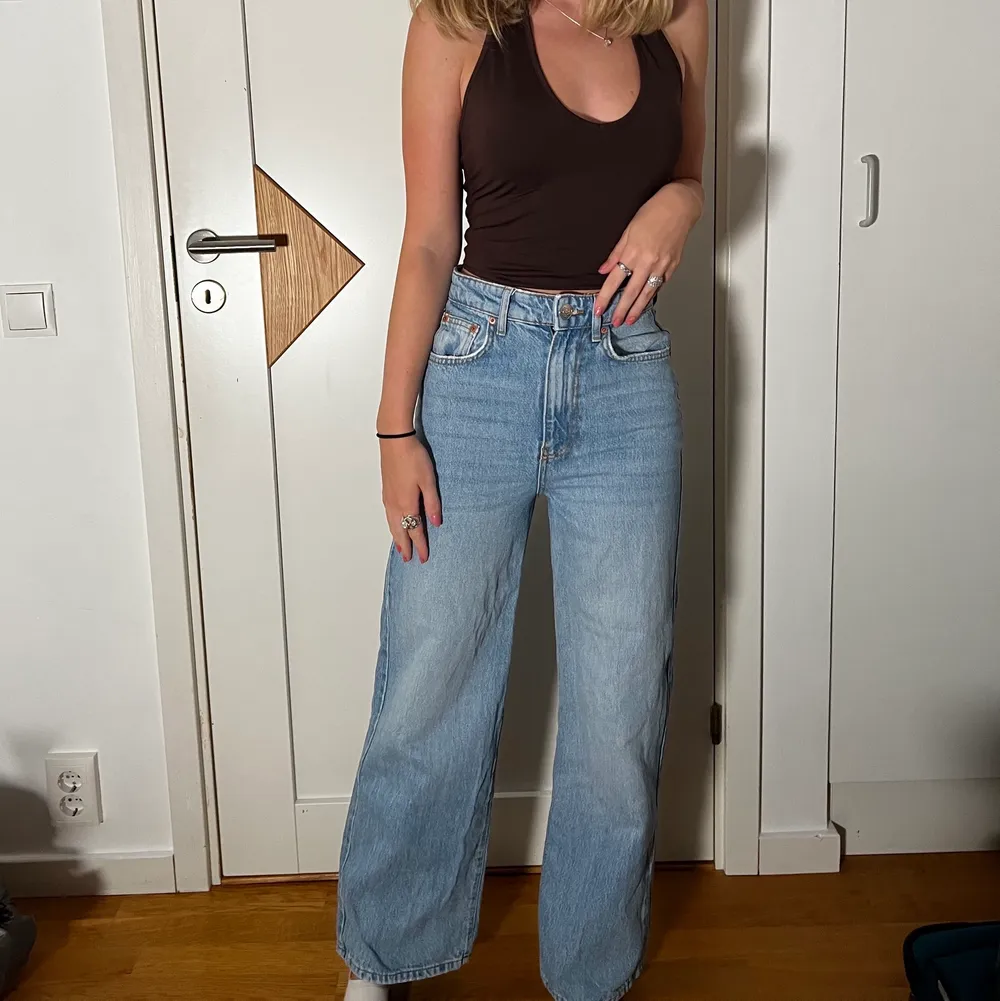 Säljer dessa fina jeans då de är för korta för mig. De är i storlek 32, men sitter lite mer som 34 skulle jag säga.💗. Jeans & Byxor.