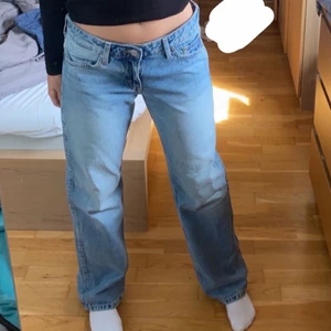 Låga jeans - Helt nya, aldrig använda med lapparna kvar. Populära lågmidjade jeans! Från Weekday i modellen ”Arrow” Storlek 26/30 Fri frakt 