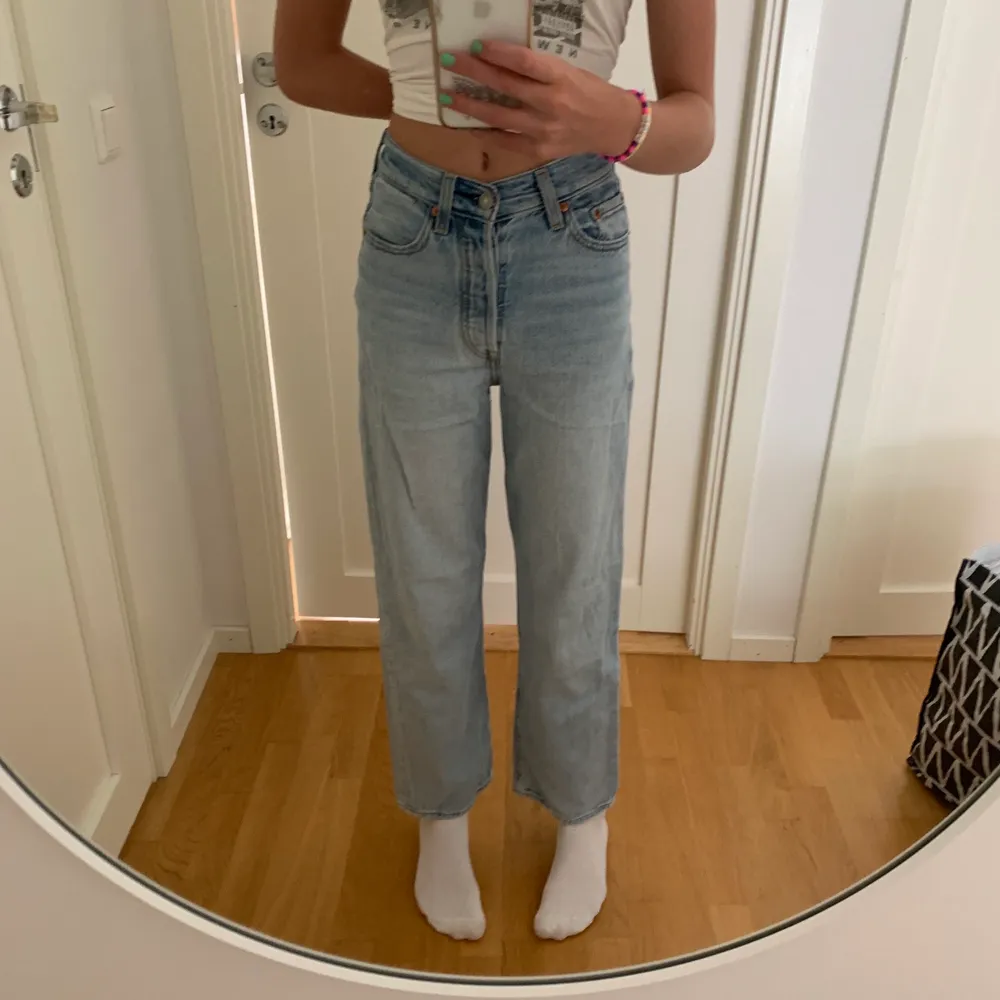 Ljusblå, högmidjade Levis jeans i bra skick! Dessa jeans är modellen ribcage straight i storlek 24 och är för korta för mig och jag är 170 cm. Nypris 1200:-. Kontakta för mer info. I fint skick. En liten slitning i nederkant men inget man tänker på. . Farkut & Housut.