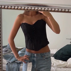 Korsett - Supersnygg korsett i siden från zara! Använd 1 gång. Budgivningen gäller inte!!☺️ pris: 200kr💗