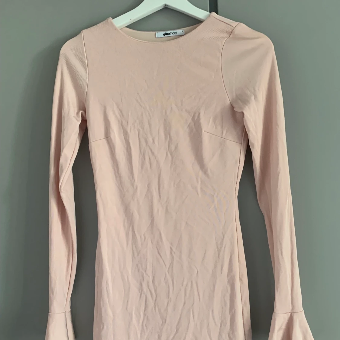 Rosa klänning med en liten volang - 90