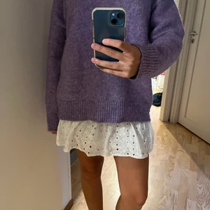 Vit kjol - Så söt kjol med små prickar/hål i sig. Står att dne är Storlek 38 men mer en storlek 36💜💜