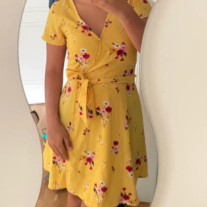 Klänning  - Gul sommrig klänning i nyskick. Storlek 36