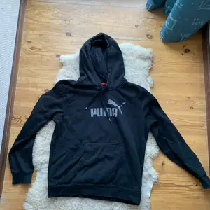 Svart Puma hoodie, passar storlek S