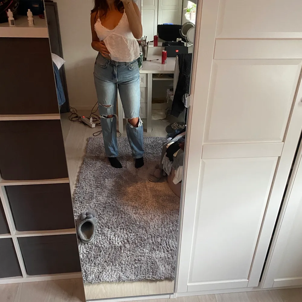 Jeans från Gina tricot som är köpta förra året. Använda max 4. Jag är 170 cm lång och jeansen går ända ner till mina fötter och över skorna. Jeansen kommer från Gina tricot och kostar nya 500 kr. Säker för 300 + frakt, priset kan sänkas💕. Jeans & Byxor.